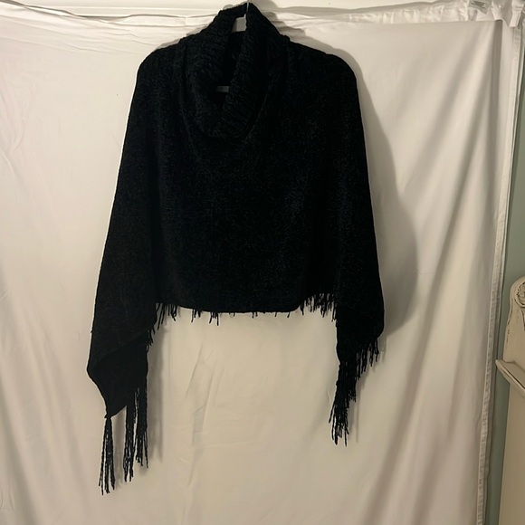 Britt’s Knit Poncho - Picture 3 of 7